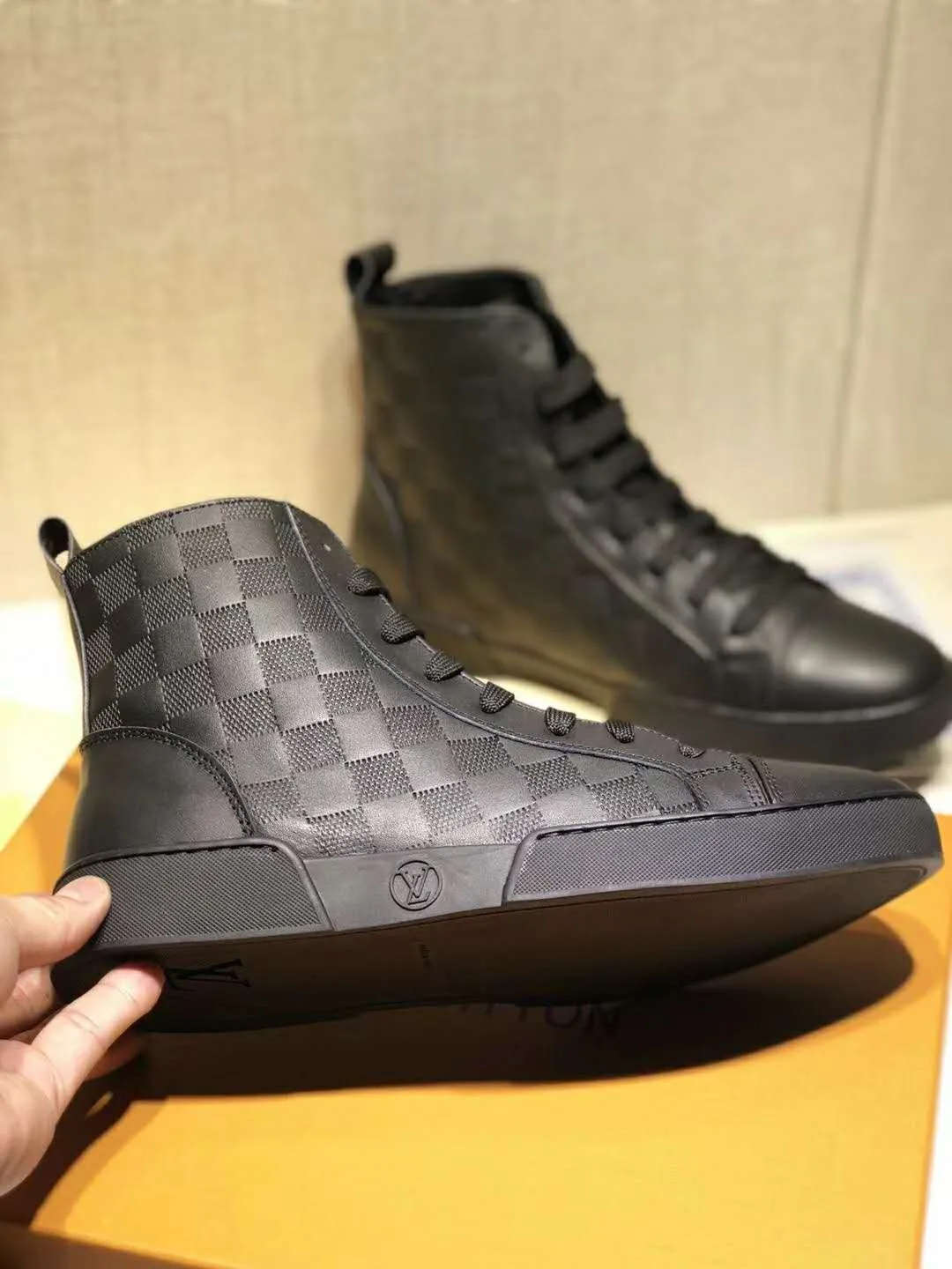 CE - New Arrival Luv Sneaker 073