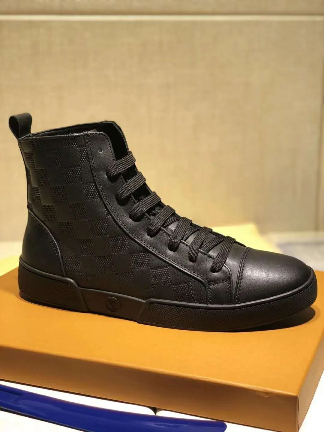 CE - New Arrival Luv Sneaker 073