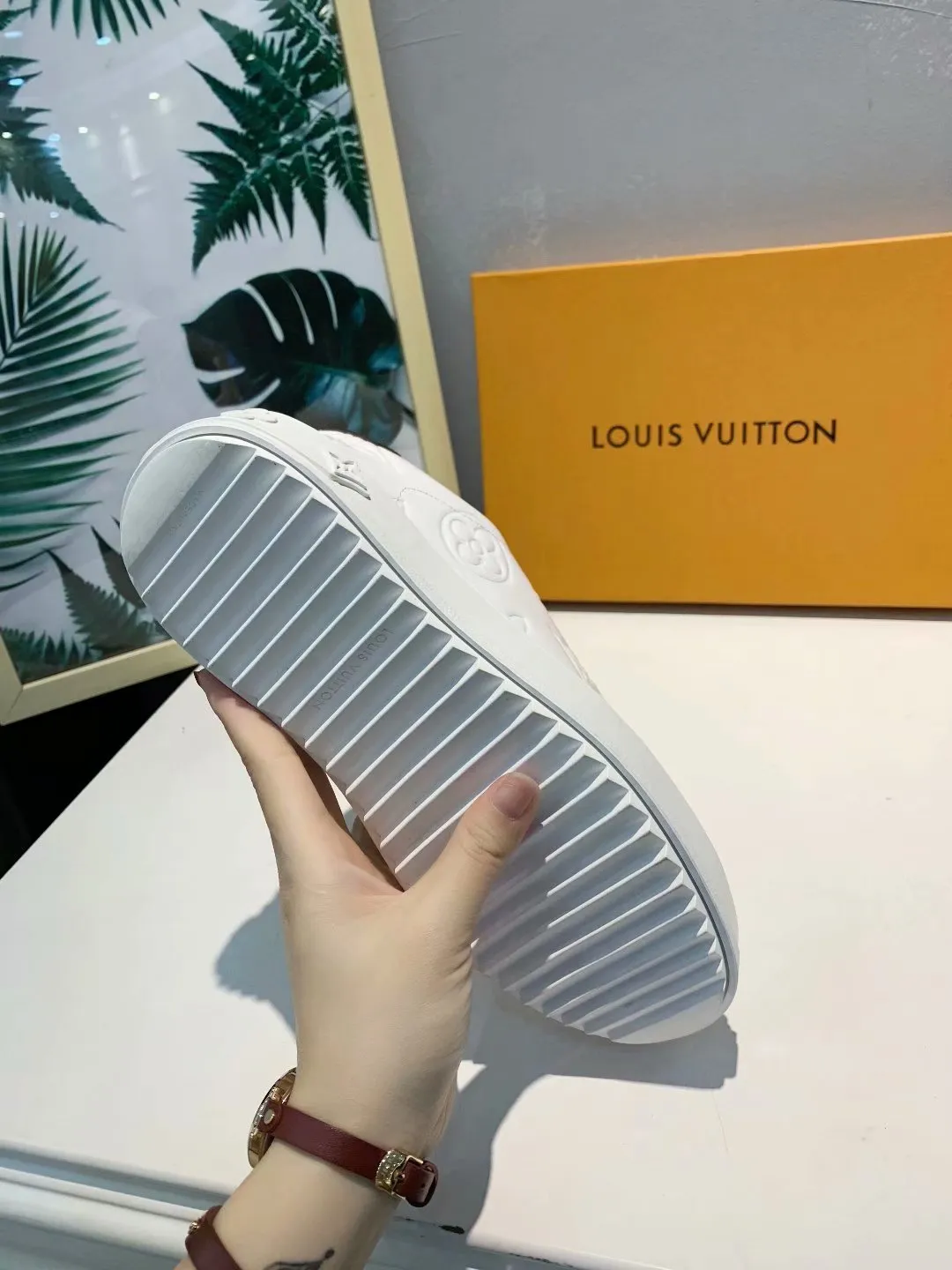 CE - New Arrival Luv Sneaker 219